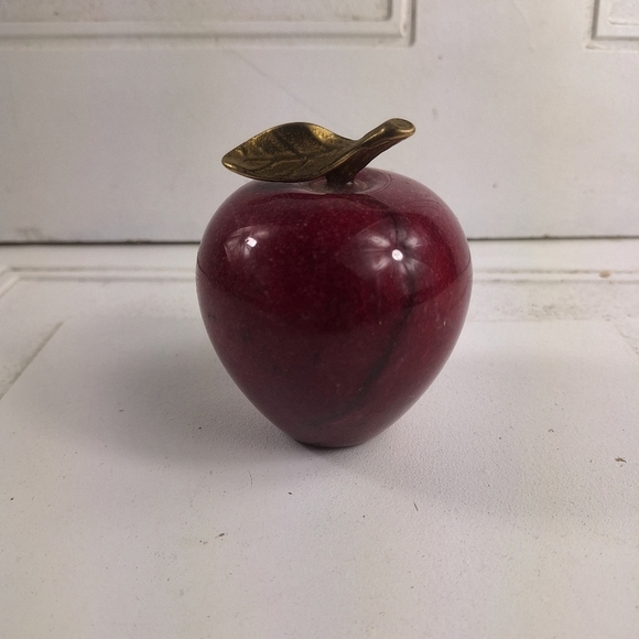 Vintage  1960’s Marble Alabaster Red Apple Paperweight With Brass Leaf Stem - Picture 7 of 10
